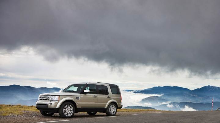 Land Rover Discovery 2010 Near Mountains Side Pose